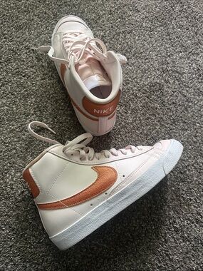 Nike Mid-Top Sneakers in White, Pale Pink & Copper